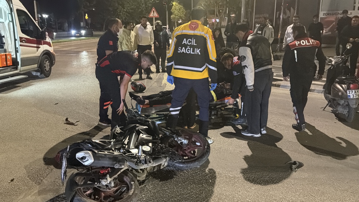 Eskişehir'de kırmızı ışıkta geçen motosiklet çarpıştı, 2 sürücü ağır yaralandı
