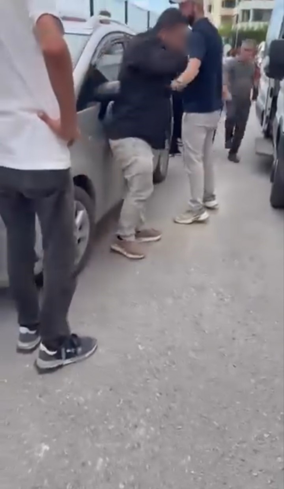 Bursa Mudanya'da öğrencilerin bulunduğu okul önünde servis şoförleri kavgaya tutuştu