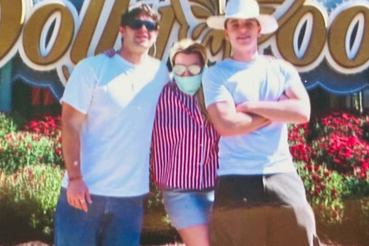 Britney Spears aile gezisinde görüntülendi! Yüzünü maskeyle kapattı