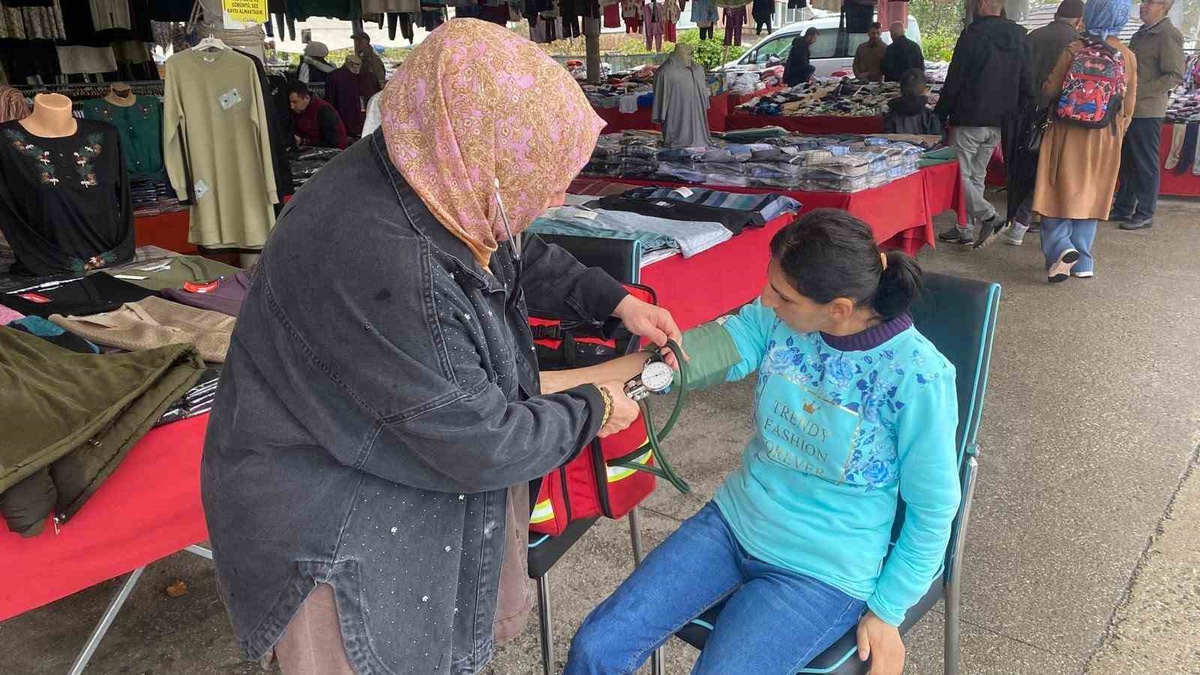 Düzce Çilimli'de sağlık ekipleri pazaryerinde kalp sağlığı için stant açtı