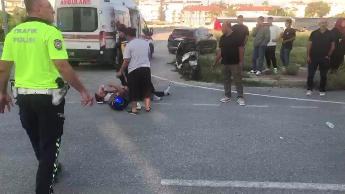Antalya Manavgat'ta iki motosikletin çarpıştığı kazada 3 kişi yaralandı