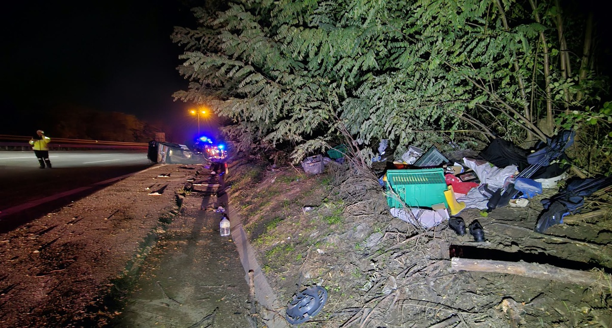 Sapanca'da kahreden ölüm! Devrilen minibüsünün hasarına bakarken TIR çarptı