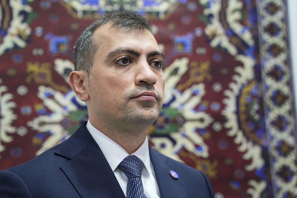 Azercosmos yetkilisi Badirkhanov Antalya'da Türkiye-Azerbaycan uzay işbirliğini anlattı
