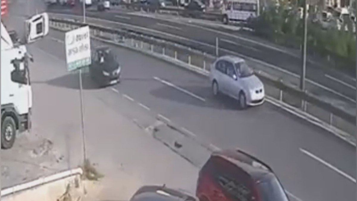 Silivri D-100'de 4 aracın karıştığı zincirleme kazada 3 kişi yaralandı