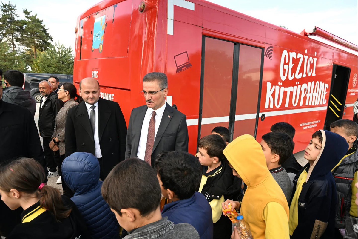Erzurum Valisi Aydın Baruş, gezici kütüphanedeki çocuklara okuma tavsiyesi verdi