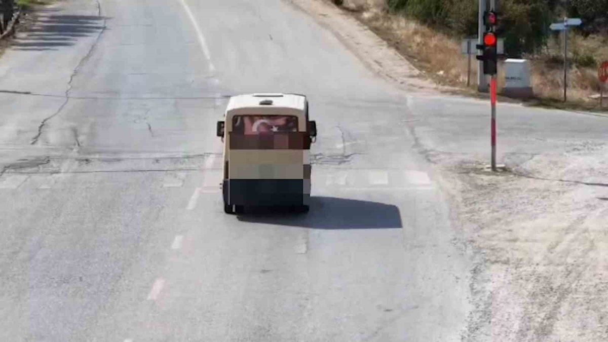 Kırıkkale'de kırmızı ışık ihlali yapan minibüs sürücüsüne 28 bin lira ceza kesildi.