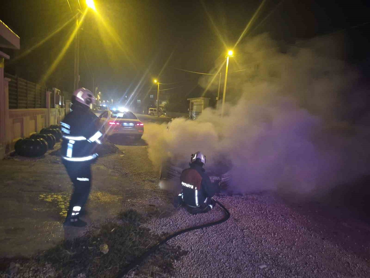 Mardin Kızıltepe'de park halindeki otomobilde büyük hasara yol açan yangın söndürüldü