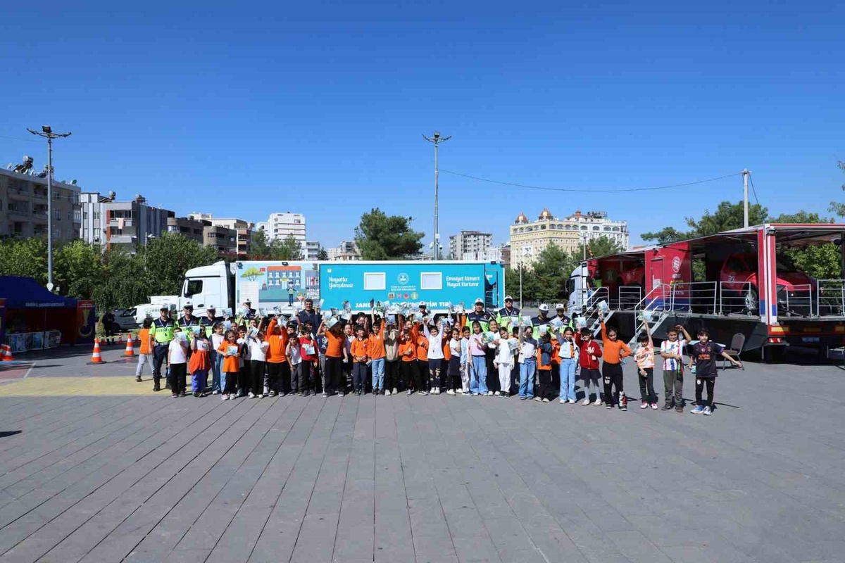 Mardin'de jandarma, çocuklara mobil araçla trafik eğitimi verdi
