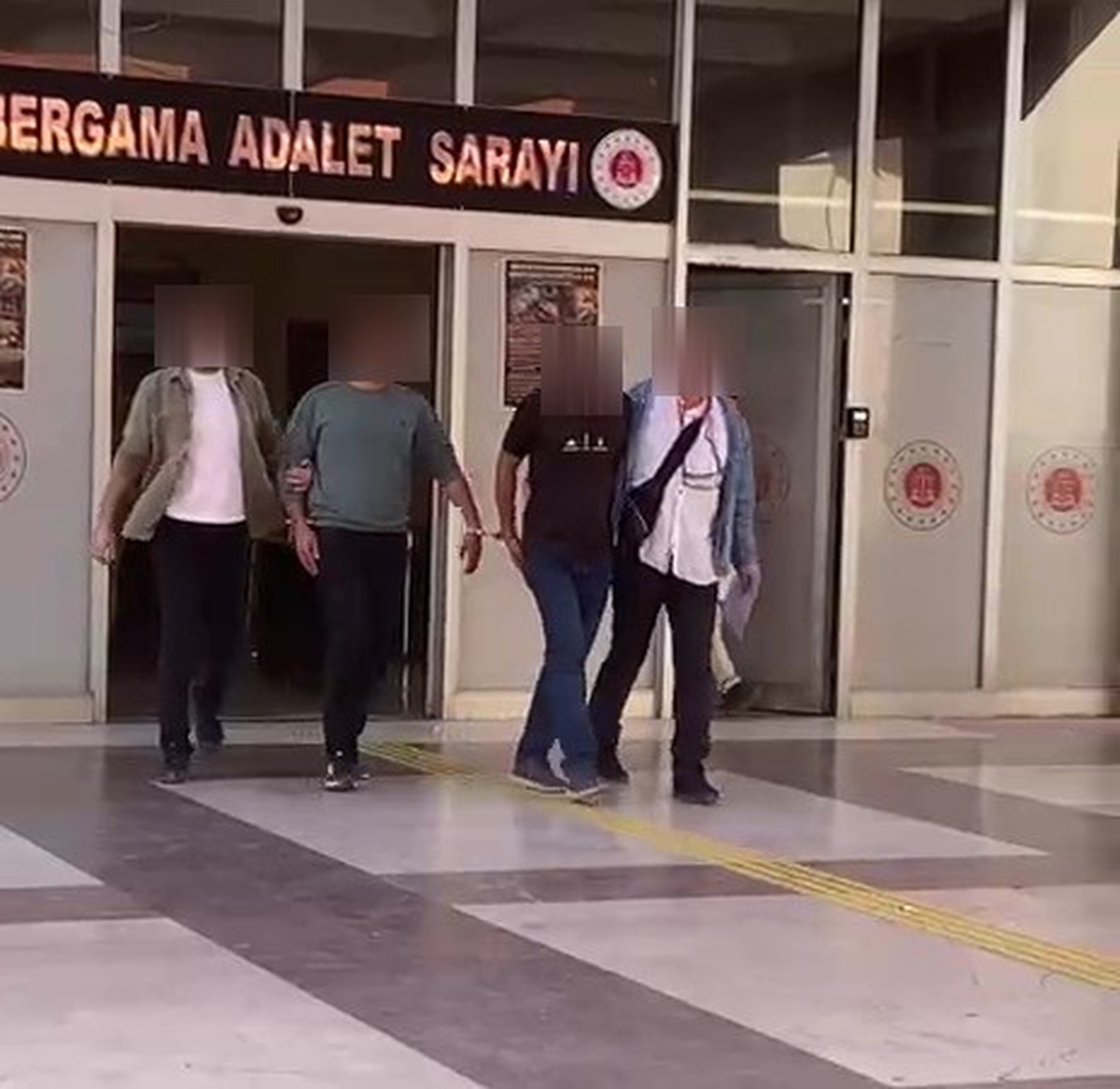 Bergama'da durdurulan araçta uyuşturucu hap ele geçirildi, 2 şüpheli tutuklandı