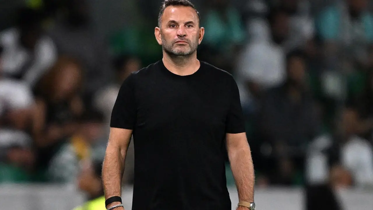 Galatasaray'da Okan Buruk'tan flaş karar! Yeni transferin biletini kesti