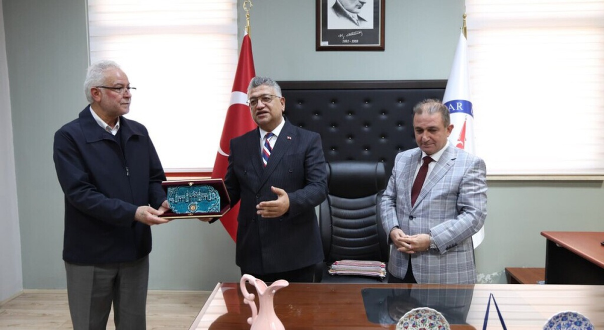 Prof. Dr. Ayhan Kahraman, DPÜ Güzel Sanatlar Fakültesi dekanlığı görevine başladı