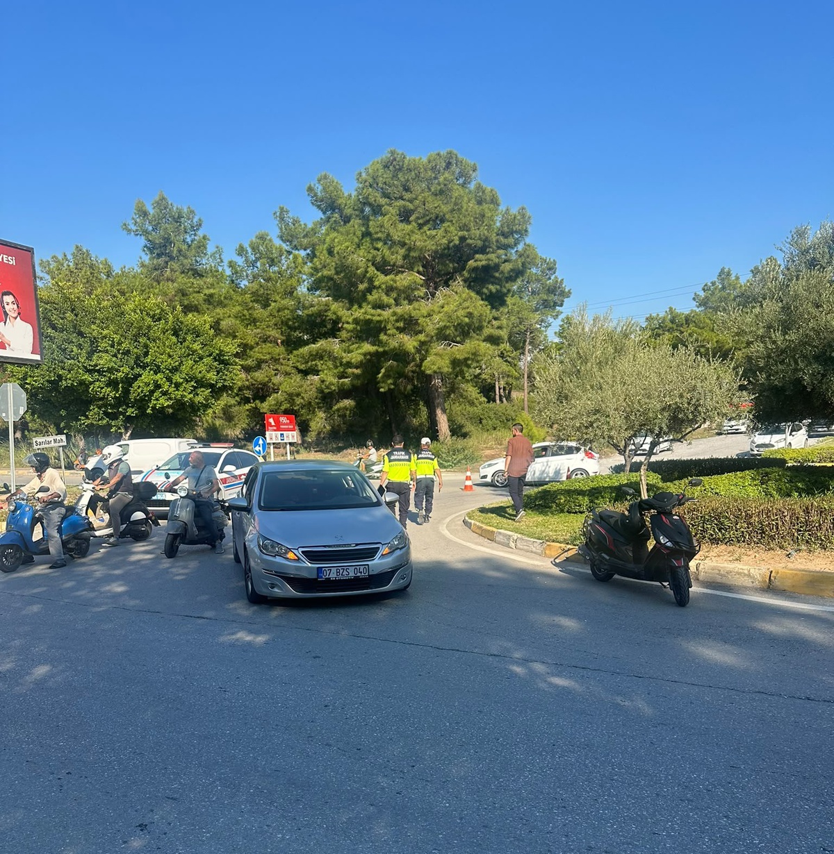 Antalya Manavgat'ta otomobil ile motosiklet çarpıştı, motosiklet sürücüsü yaralandı