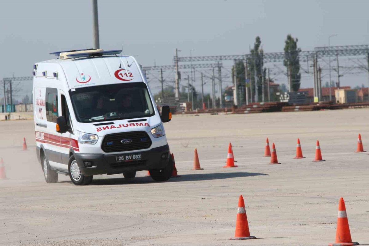 Eskişehir'de 11'i kadın 18 acil sağlık personeline ambulans sürüş eğitimi verildi