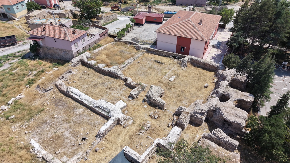 Niğde Bor'da Tyana Roma Hamamı kazıları 20 yıl aradan sonra yeniden başladı