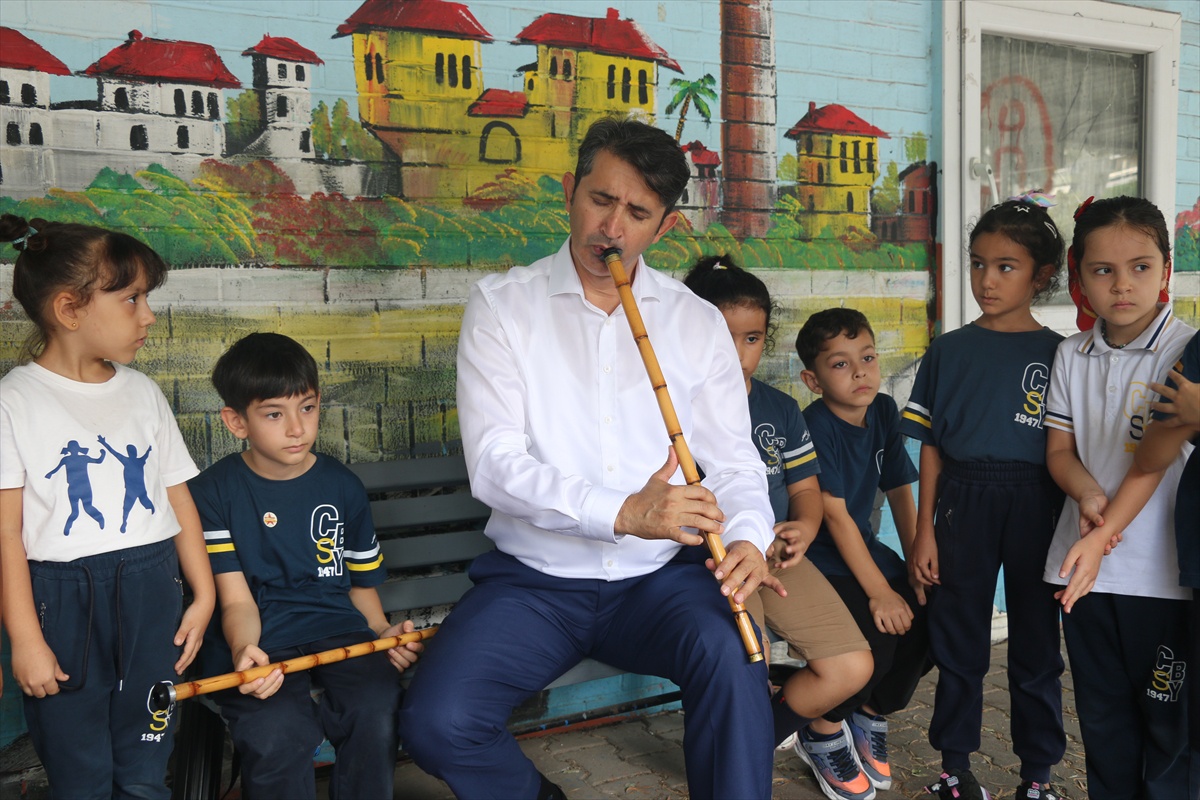 Adana'da okul müdürü Ahmet Çağlar, öğrencilere ney dinletisi sunarak ilham veriyor