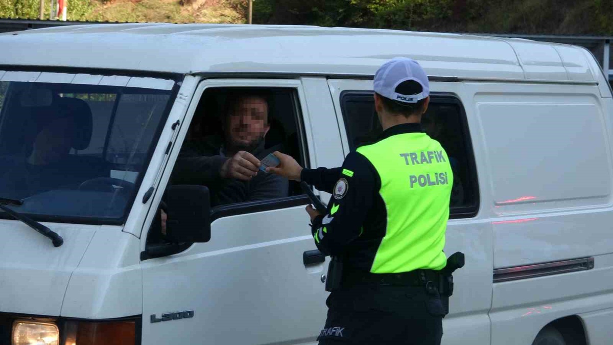 Zonguldak'ta üç kara yolunda eş zamanlı trafik denetiminde sürücülere ceza uygulandı