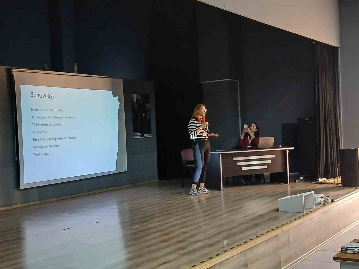 Düzce'de Kasım Aktaş Ortaokulu'nda öğrenci ve öğretmenlere diyabet eğitimi verildi