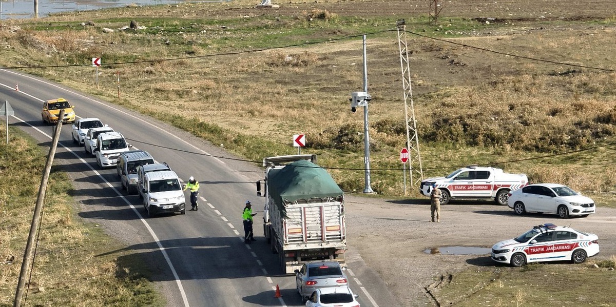 Malazgirt'te jandarma, Muş-Ağrı kara yolunda drone destekli trafik denetimi yaptı