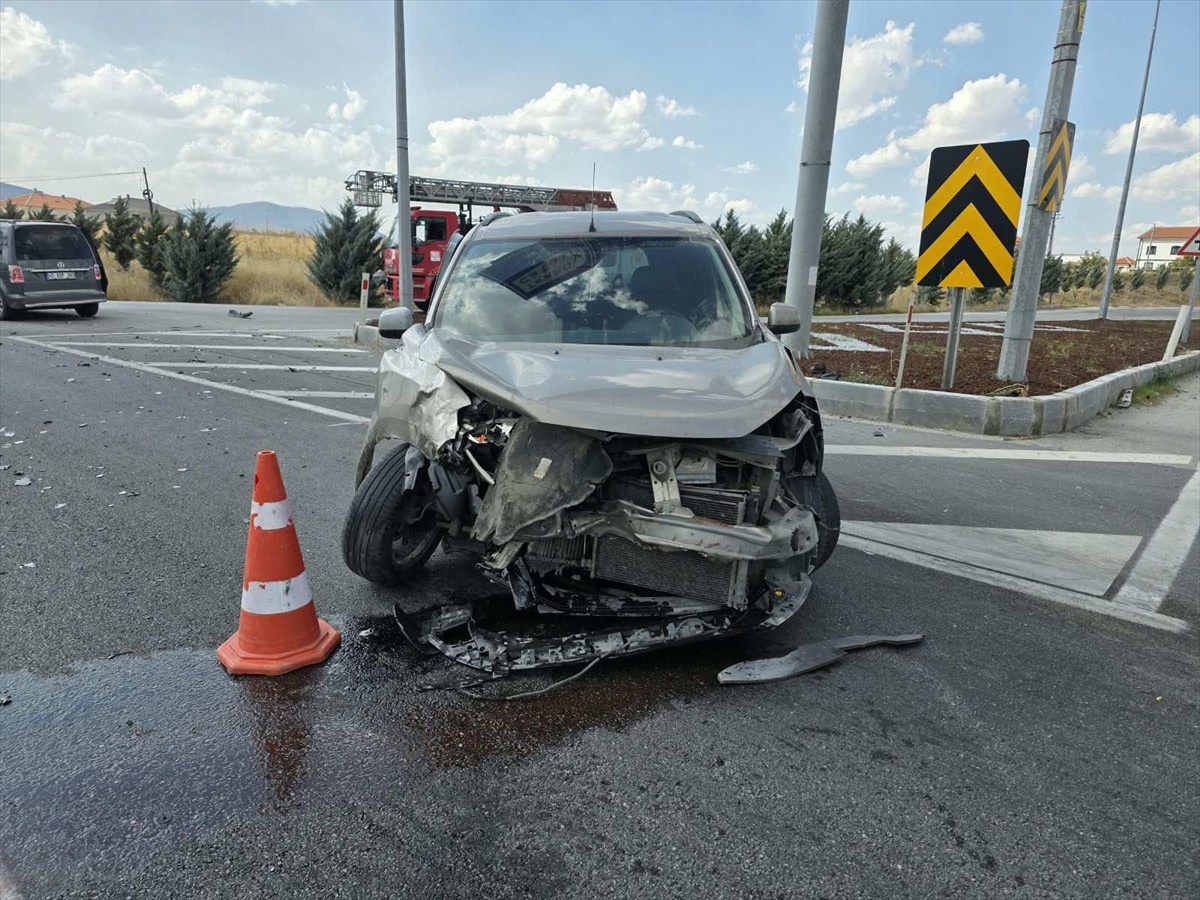 Afyonkarahisar Emirdağ'da iki araç çarpıştı, 1 kişi öldü, 6 kişi yaralandı