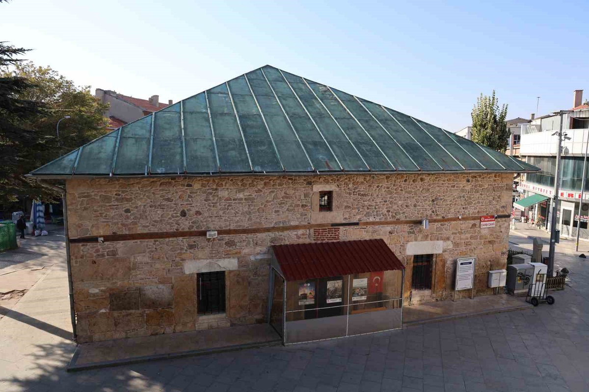 Osmanlı'dan günümüze ulaşan Kırşehir Çarşı Camii, kırlangıç tavanıyla ilgi çekiyor.