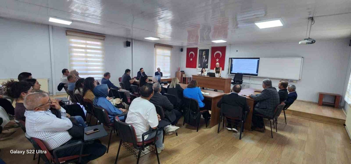 Sarıgöl'de eğitimcilere SORİ ve bağımlılıkla mücadele eğitimi verildi
