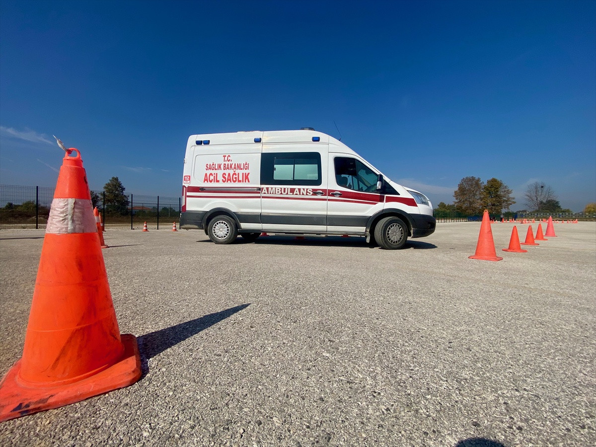 Düzce'de 18 ambulans sürücüsü güvenli sürüş için uygulamalı eğitildi