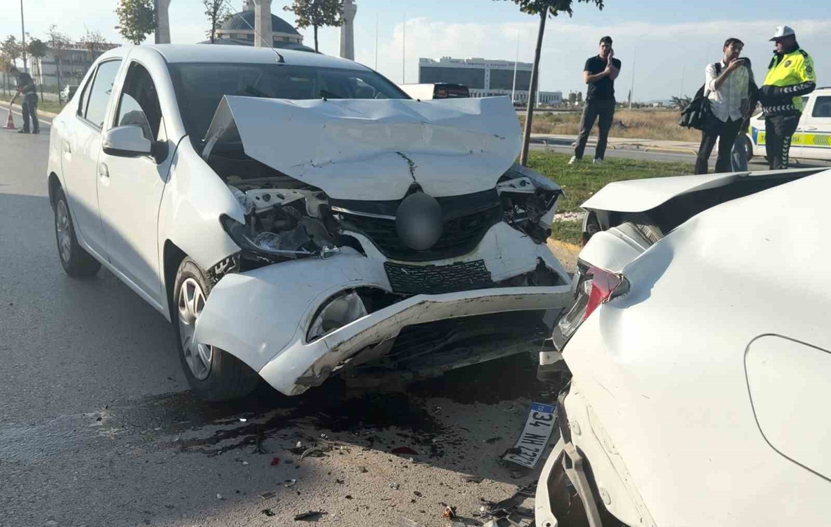 Aksaray'da polis aracı dahil 4 araç zincirleme kazaya karıştı, yaralanan olmadı