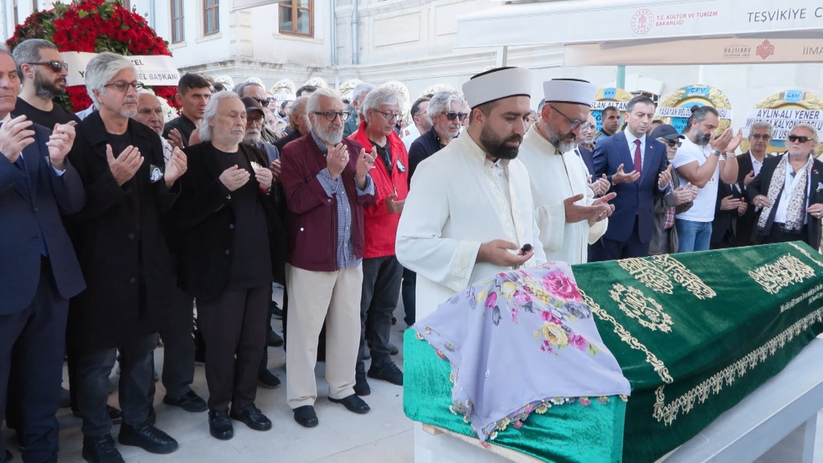 Necla Uygur, Teşvikiye Camii'ndeki cenaze namazı sonrası Feriköy'de toprağa verildi