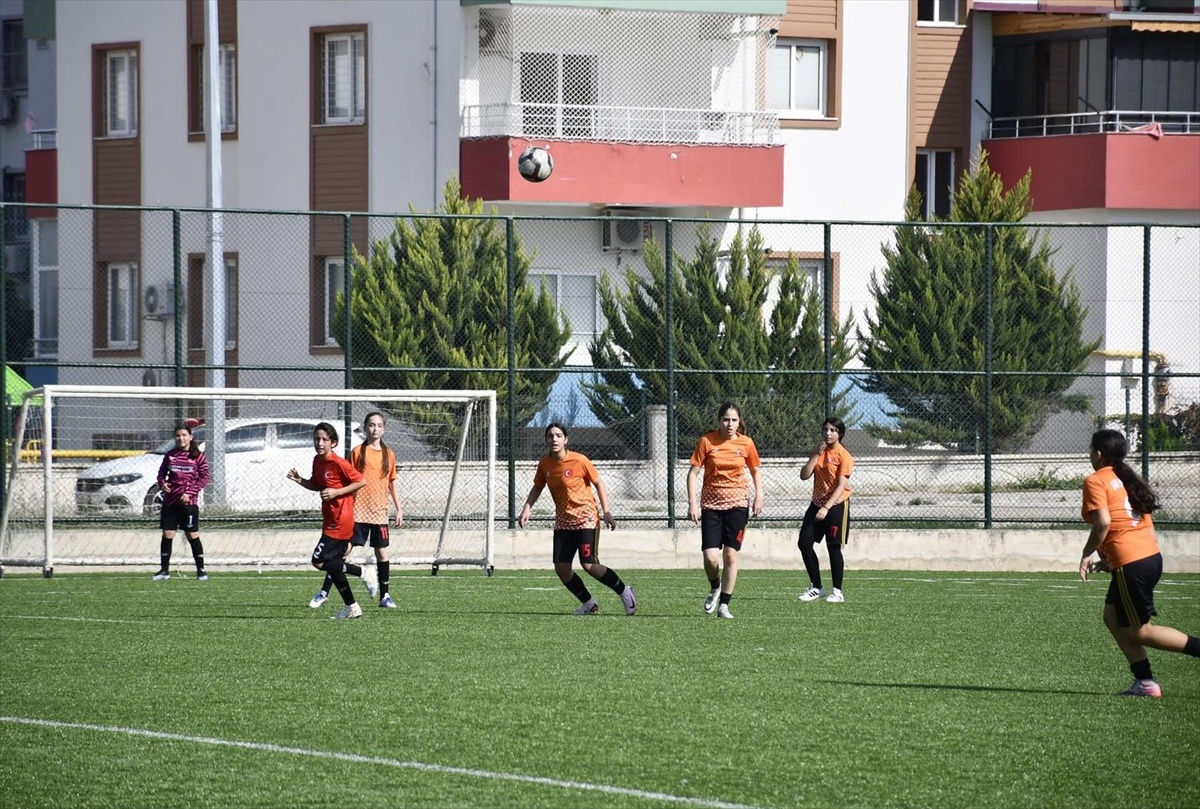 Osmaniye Kadirli'de Dünya Kız Çocukları Günü'nde kız öğrenciler futbol maçı yaptı
