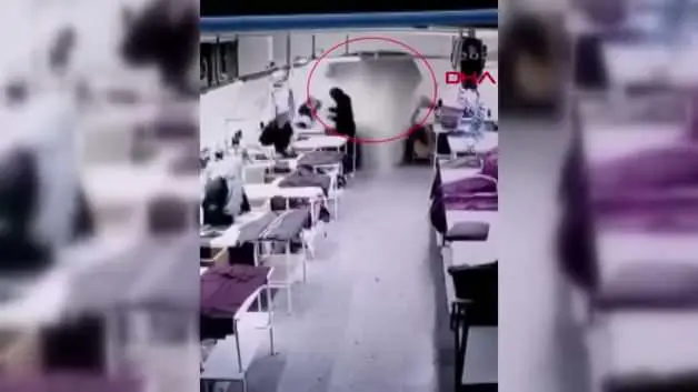 Zeytinburnu’nda dehşet anları: Yıkılan binanın betonu yan atölyeyi delip geçti!