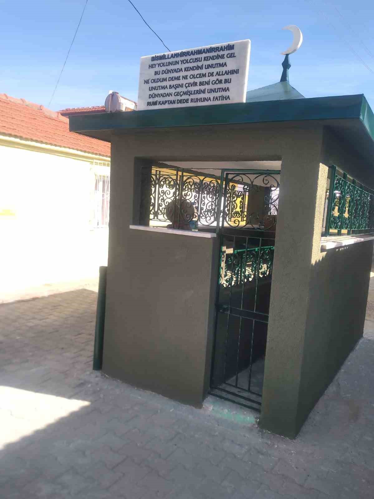 Burhaniye'de mahalle sakinleri Kaptan Dede Türbesi'ni imeceyle yeniledi