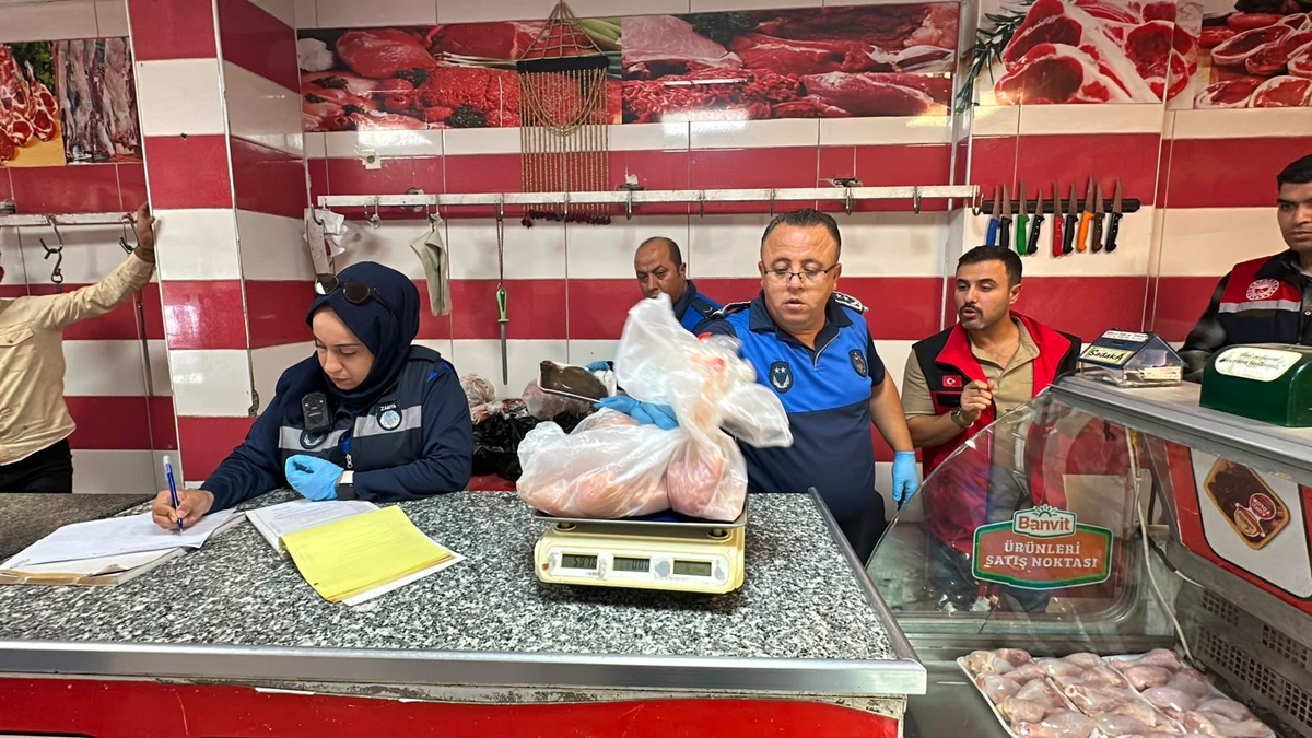 Şanlıurfa Haliliye'de denetimde 170 kilo bozuk et imha edildi, işletmeler mühürlendi