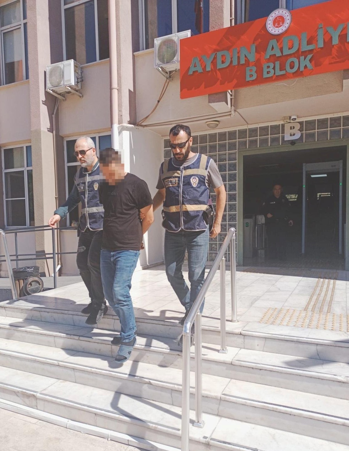Aydın Efeler'de polis, uzaklaştırma kararına rağmen boğazı sıkılan kadını kurtardı