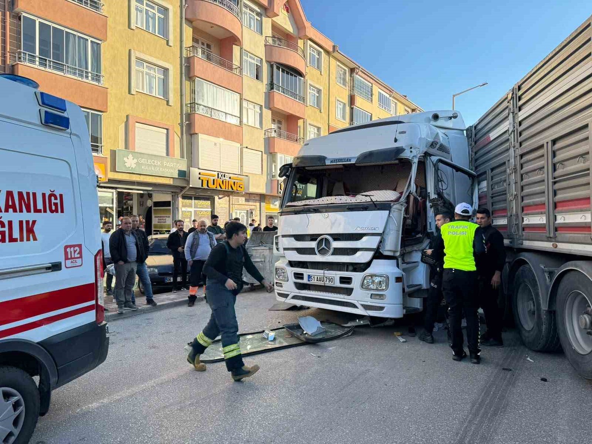 Konya Kulu'da iki tır ve otomobilin karıştığı zincirleme kazada 1 kişi yaralandı