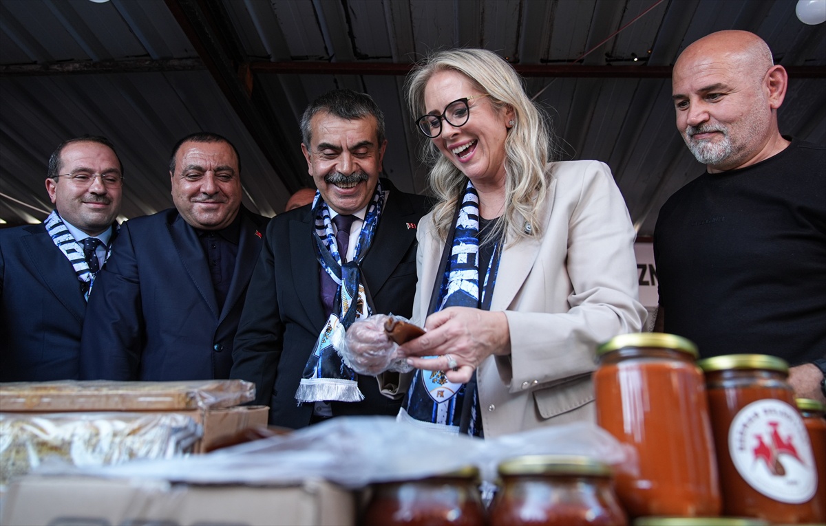 Milli Eğitim Bakanı Tekin, İzmir'de Erzurum Tanıtım Günleri'nde birlik mesajı verdi