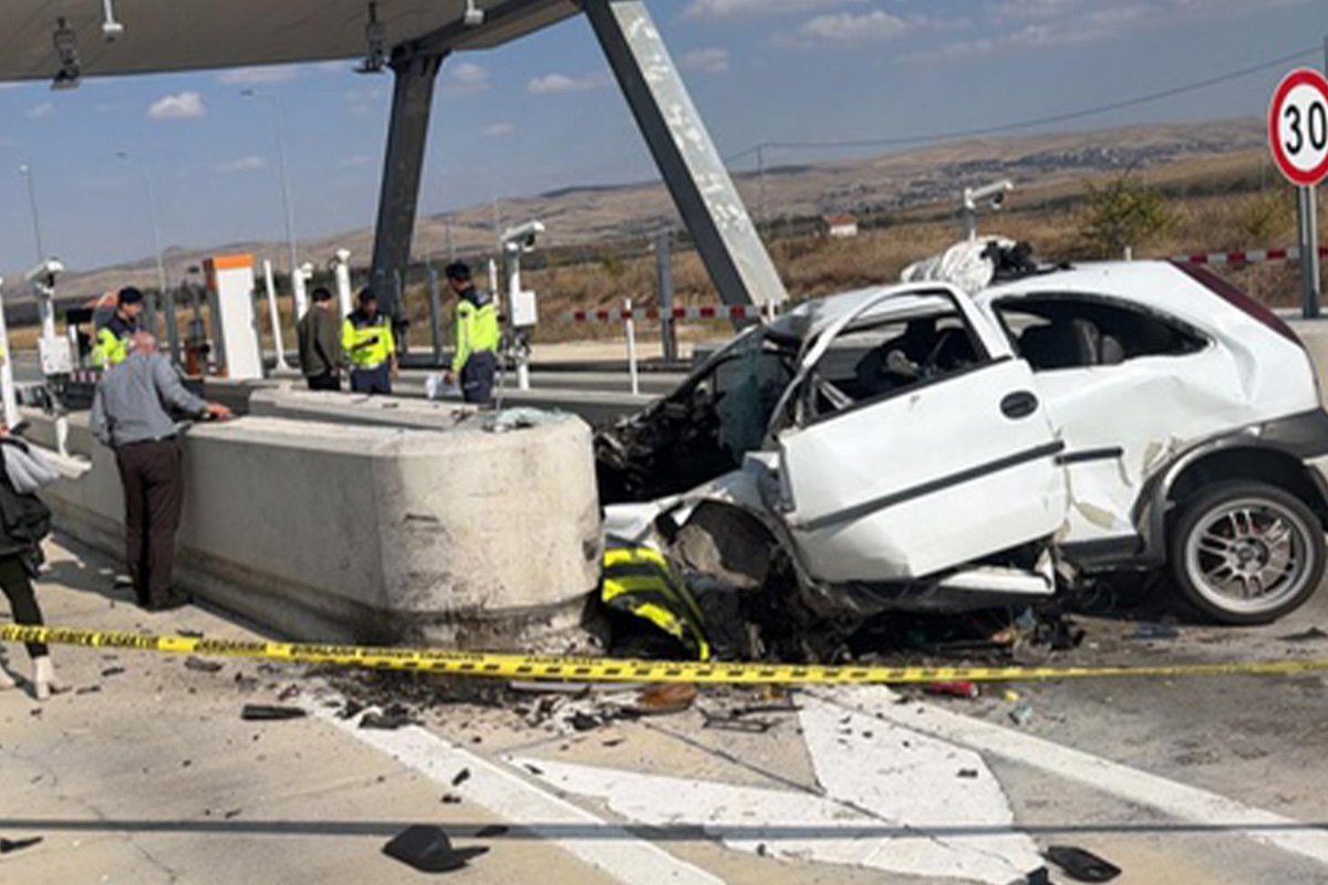 Aksaray'da feci kaza! Beton bariyere çarpan sürücü hayatını kaybetti
