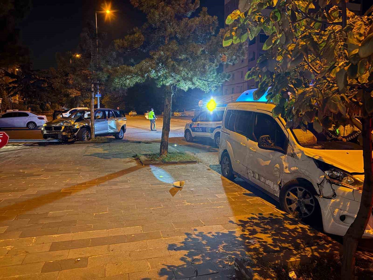 Kayseri Melikgazi'de SUV ile hafif ticari aracın çarpıştığı kazada 4 kişi yaralandı