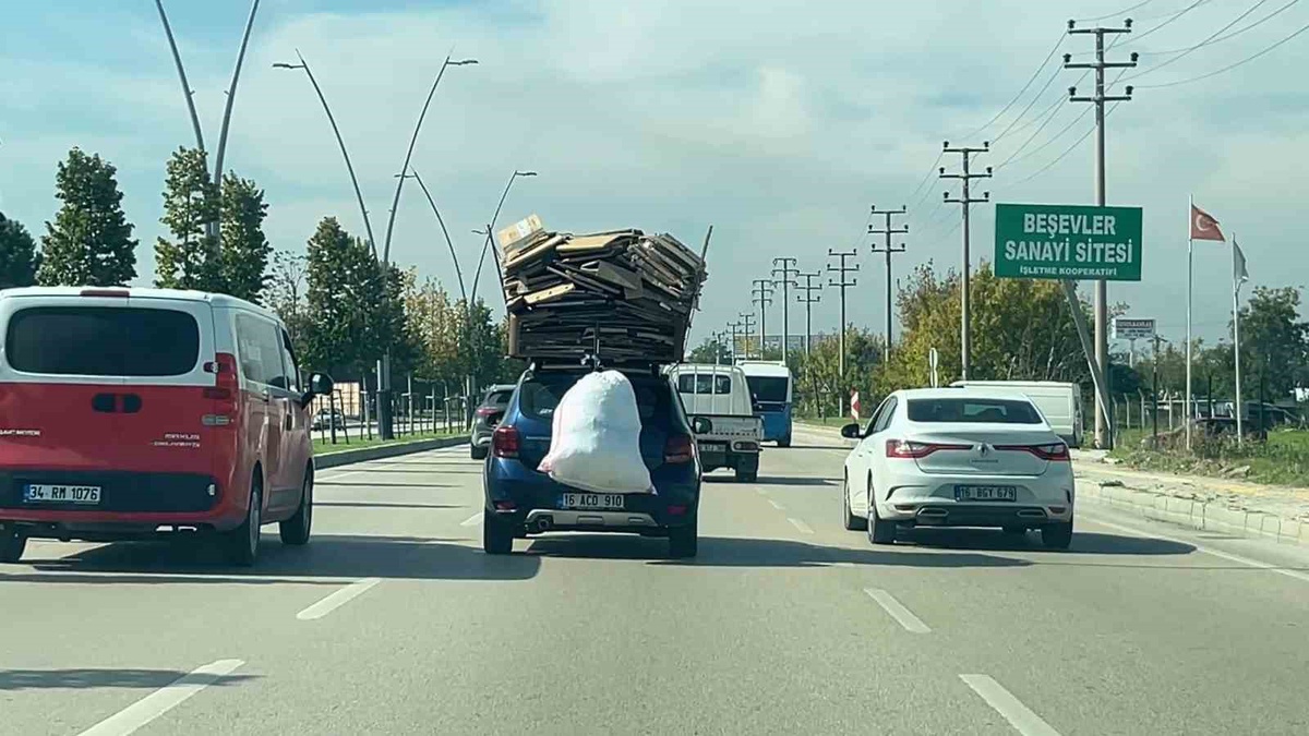 Bursa Nilüfer'de üzeri karton yüklü otomobil trafikte tehlikeli ilerledi