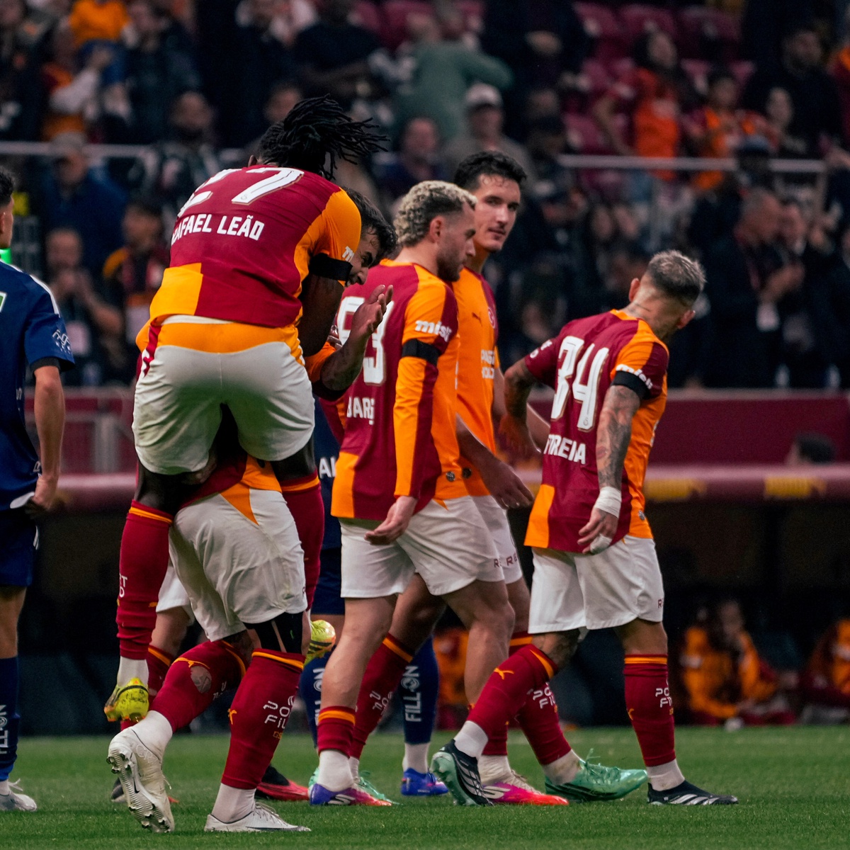 Galatasaray, 10 kişi kaldığı maçta Kasımpaşa'yı 3-1 yenip puanını 16'ya çıkardı