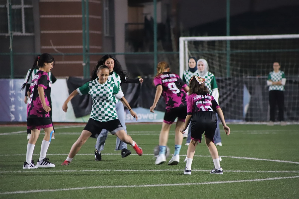 Yeşilay Konya ve spor kulübünün kız çocukları futbol maçı madalya töreniyle sona erdi