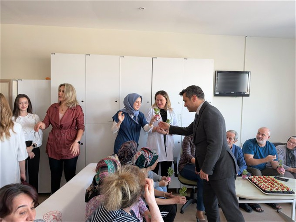 Ceyhan, Eskişehir'de palyatif bakım servislerini ziyaret edip personele hediye verdi
