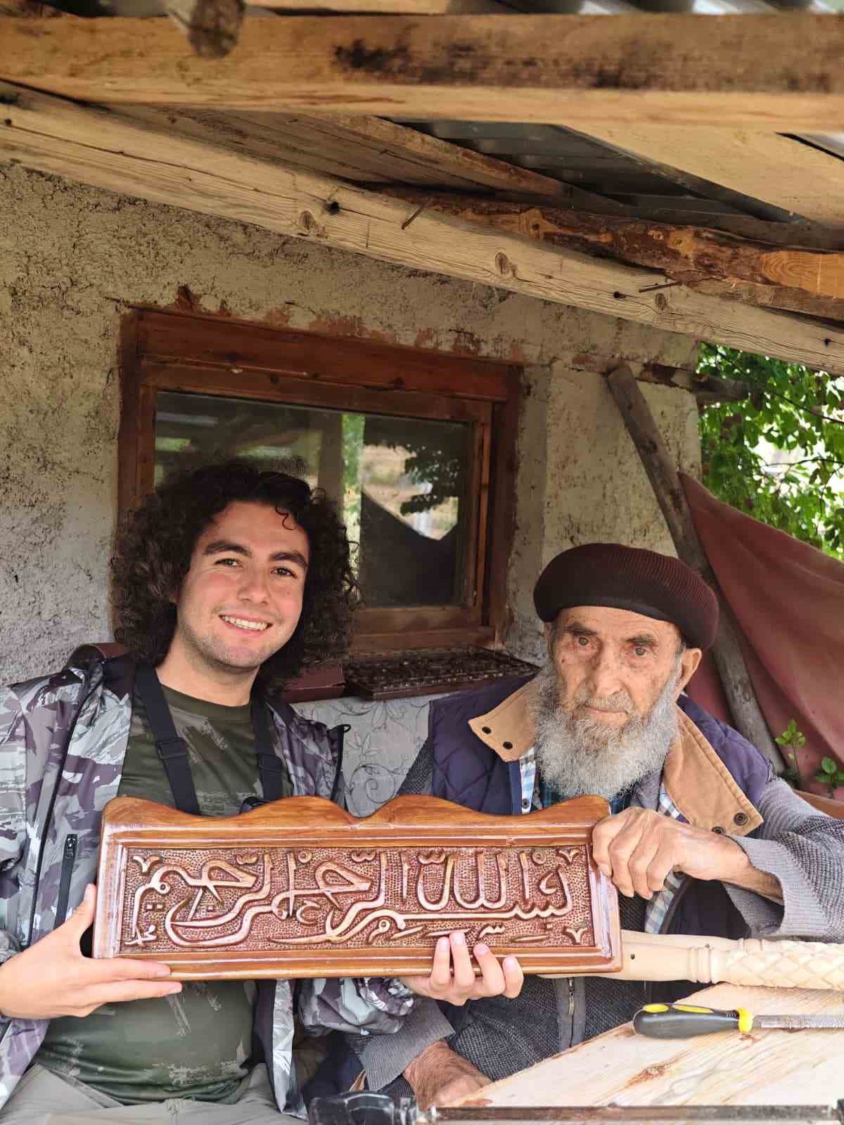 Ankara Kızılcahamam'da 93 yaşındaki Özen, 60 yıldır bastonları ücretsiz hediye ediyor