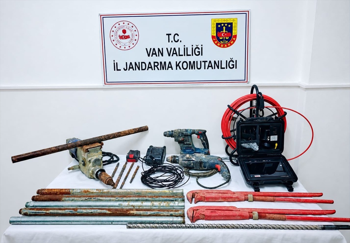Van Çaldıran'da Arabızengi Kalesi'nde kaçak kazı yapan 2 şüpheli suçüstü yakalandı