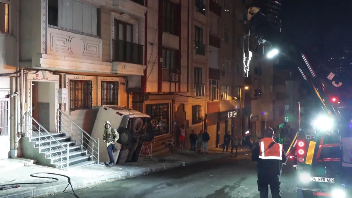 Şişli'de pazarda manevra yapan minibüs bina boşluğuna düştü, sürücü yaralandı