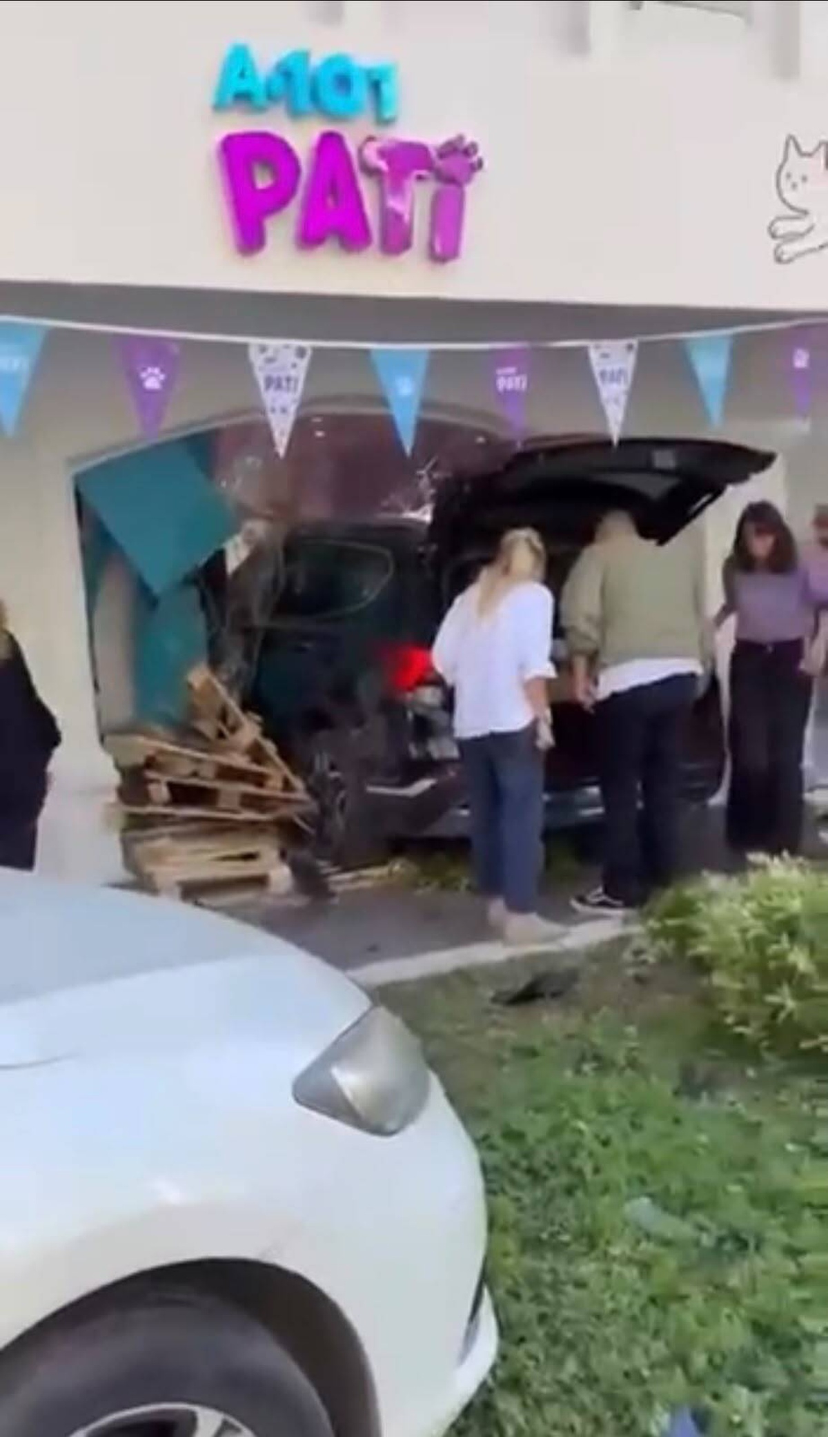 Kadıköy'de park halindeki otomobile çarpan araç markete girdi, 2 kişi yaralandı