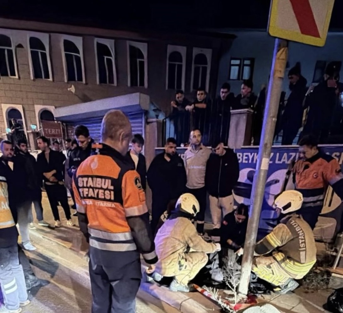 Beykoz'da motosiklet sürücüsü kaldırım taşına ve direğe çarparak hayatını kaybetti.