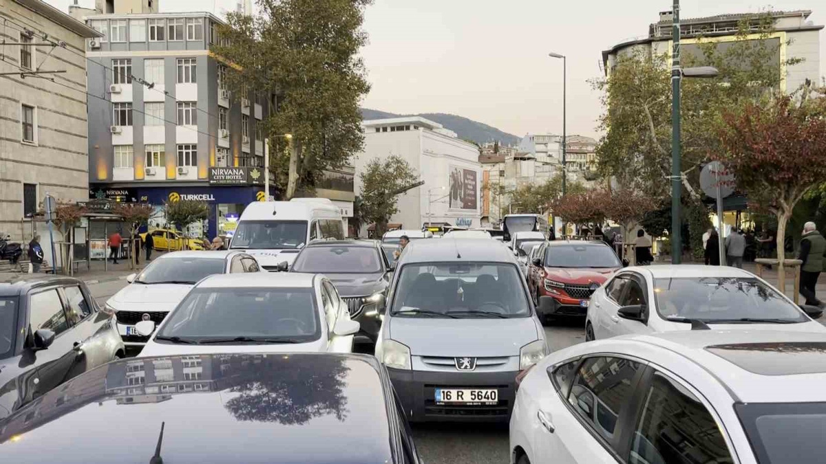 Sabah namazı için Ulucami'ye gelen vatandaşlar Bursa'da trafiği tek şeride indirdi