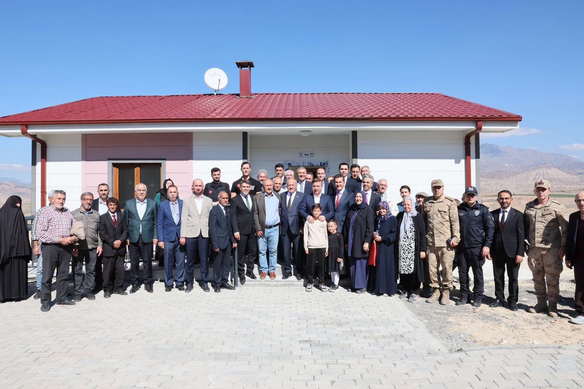 Erzincan Kemah'ta kaya düşmesi riski nedeniyle AFAD konutları ailelere teslim edildi