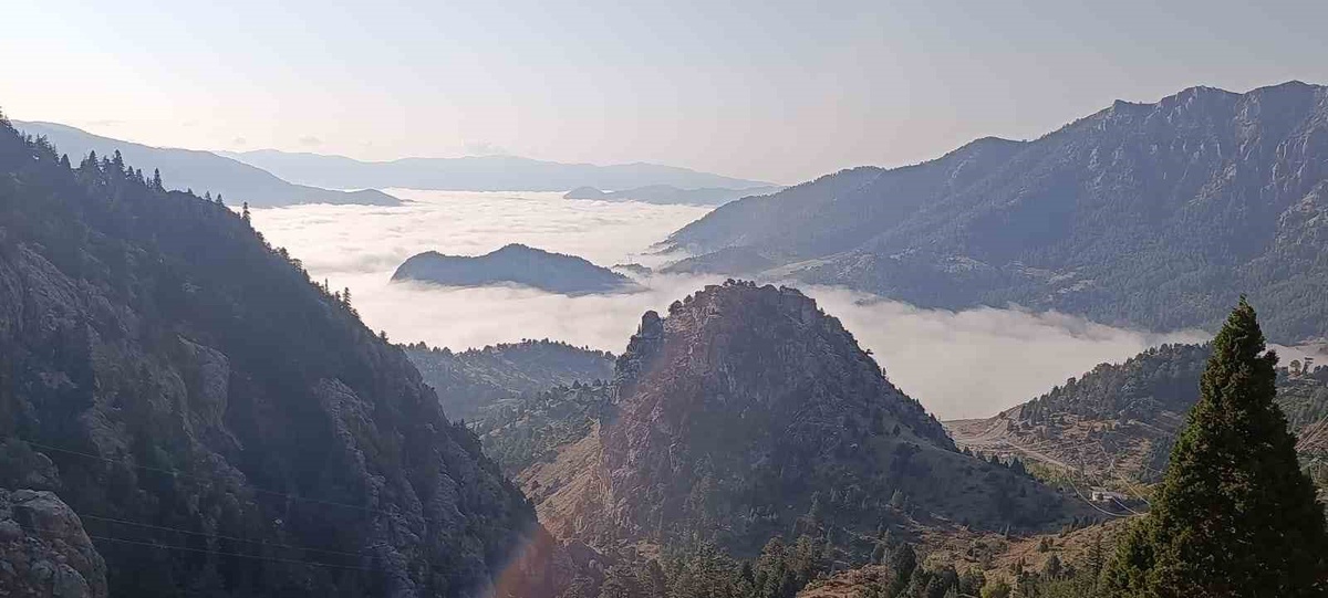 Kahramanmaraş Andırın'da sis, Meryemçil Kalesi çevresinde kartpostallık görüntü oluşturdu