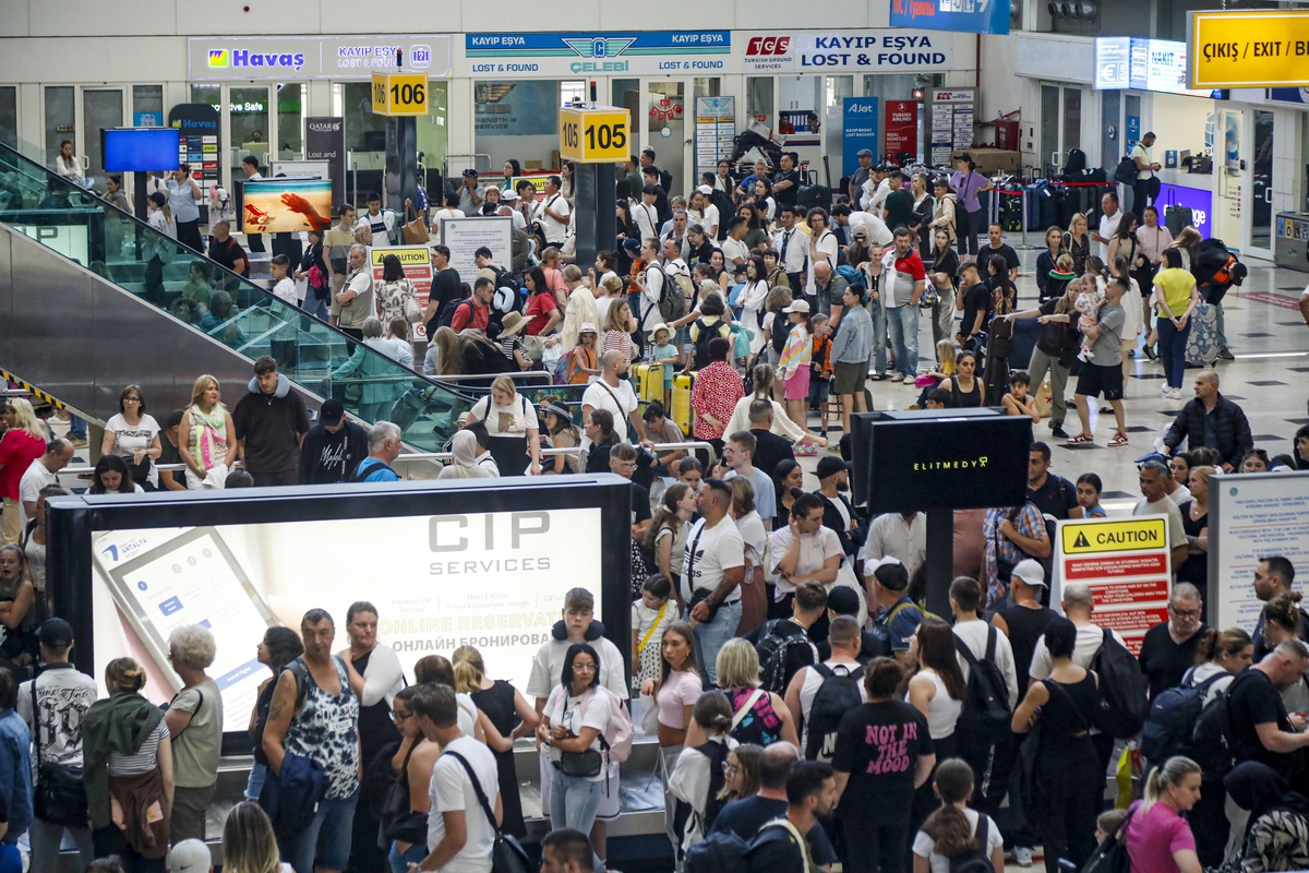 Antalya'da 9 ayda yabancı ziyaretçi sayısı yüzde 5,6 azalarak 12 milyon 483 bine indi